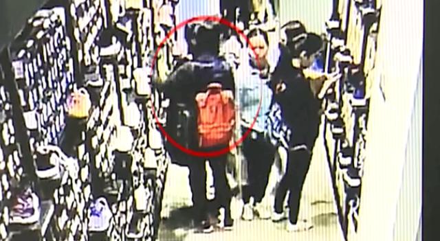 力拆防盗钉 叮铃哐啷动静太大引来店员ag旗舰手机版女子太嚣张！试衣间里暴(图4)